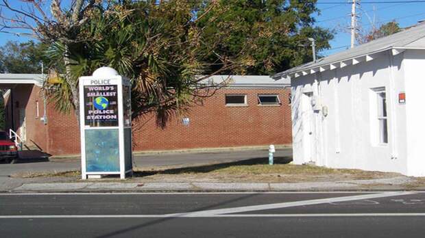 Наименьший полицейский участок города Карабелле, штат Флорида. Наименьший полицейский участок города Карабелле, штат Флорида.