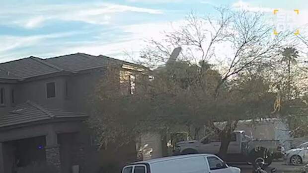 Момент падения самолета на жилые дома в США попал на видео