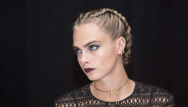 Модель Кара Делевинь в платье с изображением тела пришла на вечеринку