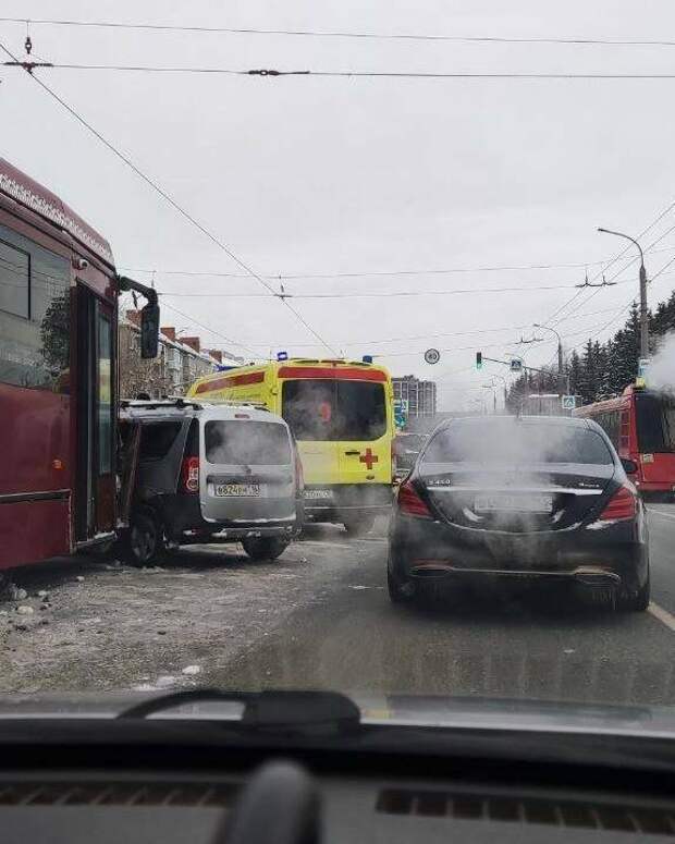 Казанның Гвардия урамында трамвай һәм җиңел машина бәрелешкән