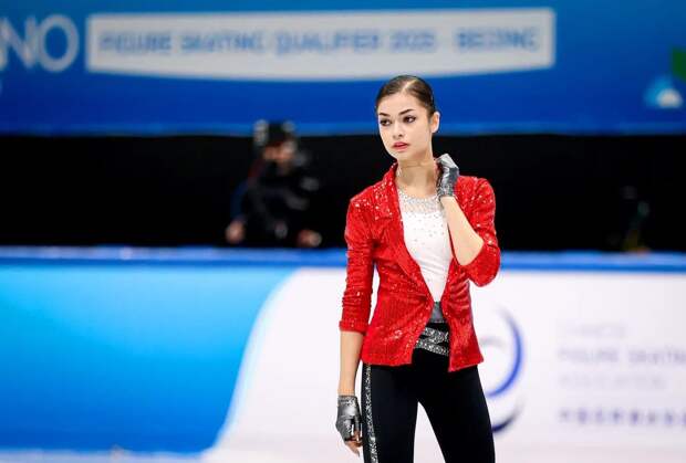 Аделия Петросян и Петр Гуменник прилетели в Москву из Пекина
