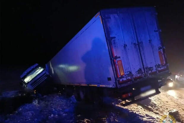 Прокуратура: фура выехала на встречку под Волгоградом из-за лопнувшего колеса