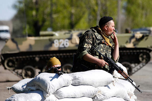 Украинские военнослужащие на бэтээрах, участвующие в спецоперации на востоке страны, на железнодорожном переезде возле села Малиновка в Славянском районе.