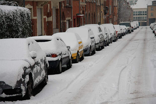Снегопад в Омске порадовал детей и таксистов