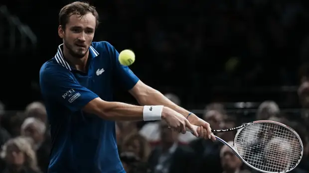 Чесноков объяснил поражение Медведева в финале турнира в Париже