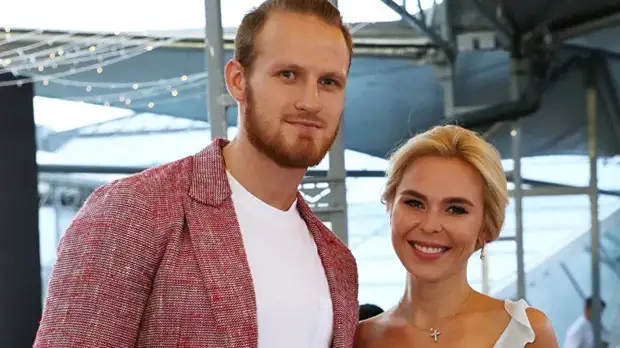 Хоккеист ЦСКА Телегин расстался с певицей Пелагеей