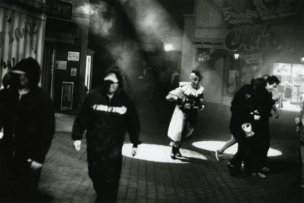 Стриптизёрши, рестлеры и полицейские в снимках анонимного фотографа  69