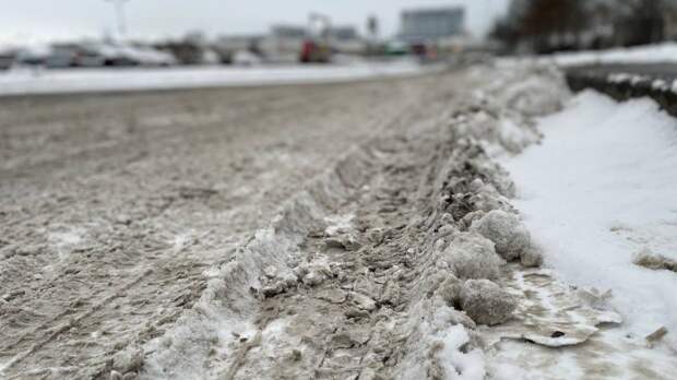 Ночной снегопад и неубранные дороги в Петербурге спровоцировали несколько аварий