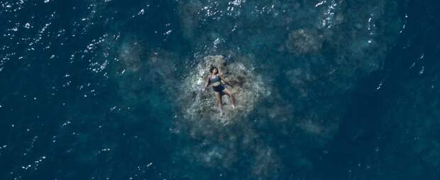 Девушка спасается от акулы в отрывке из фильма «Челюсти. Кровавый риф»
