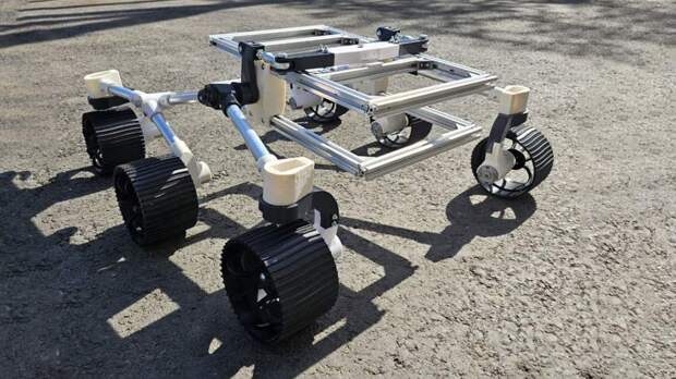Робот-гуманоид с ИИ прогулялся по площадке ПМЭФ