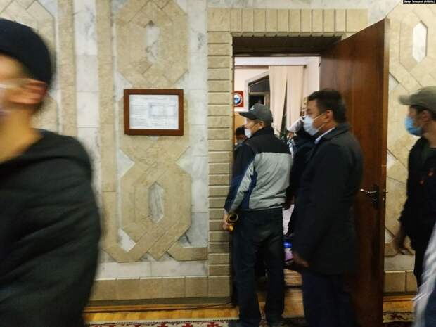 В Бишкеке захватили здание правительства Киргизии