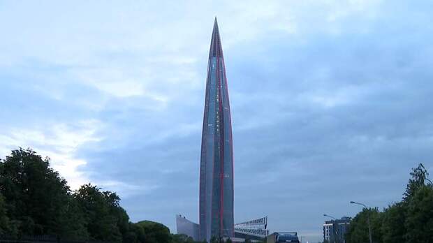 Лахта Центр окрасился в алый в честь праздника «Алые паруса»