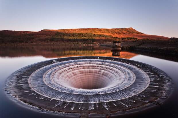 Ледибауэр (анг. Ladybower) — Y-образное водохранилище