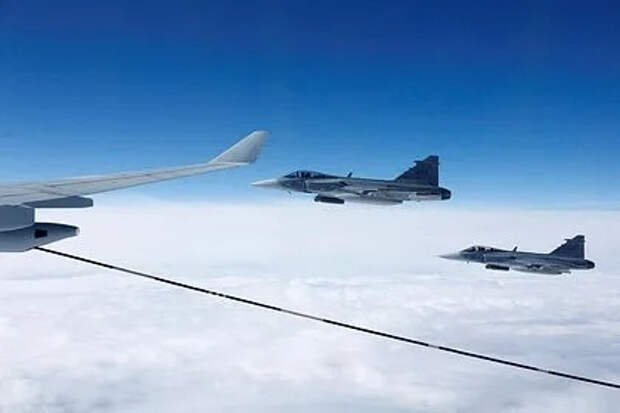 Литва заявила о сопровождении истребителями НАТО военных самолетов России