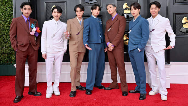 Команда BTS приостанавливает свою карьеру. Певцы идут в армию, чтобы защитить свою страну BTS замораживают свою карьеру. Они должны вступить в армию, чтобы защитить свою страну