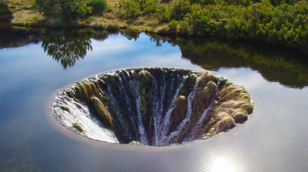 Ученые объяснили природу странной дыры посреди озера