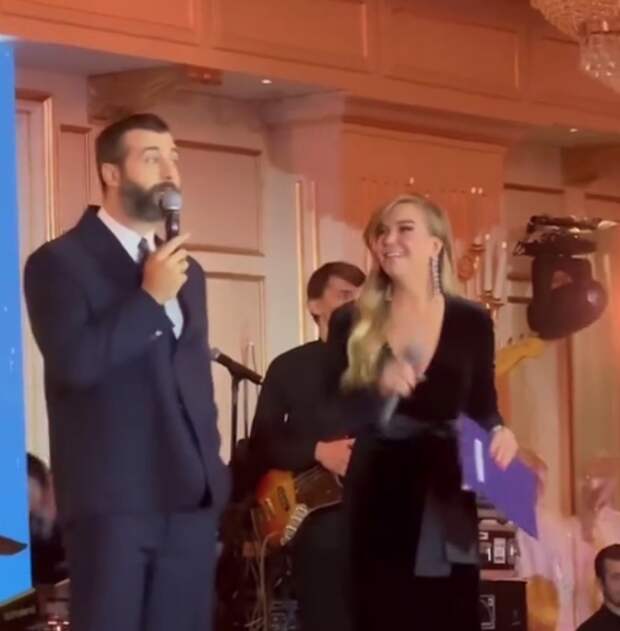 Появление видео с закрытой частной вечеринки в Москве, на которой Иван Ургант и Алла Михеева развлекают знаменитых гостей, вызвало волну обсуждений и контроверсий.-2