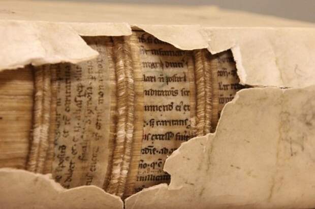 Скрытый текст: средневековая библиотека.