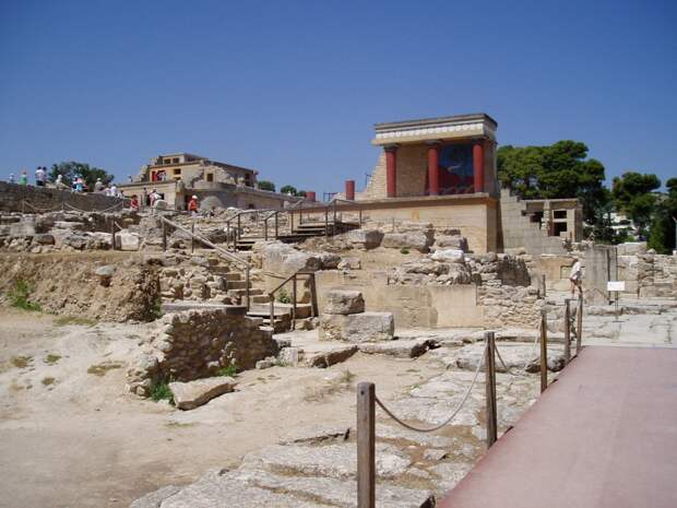 http://upload.wikimedia.org/wikipedia/commons/5/58/Crete-Palace-Knossos.JPG