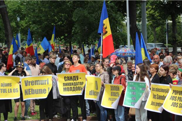 Молдаване отказываются называть свой язык румынским и не одобряют политику режима Санду