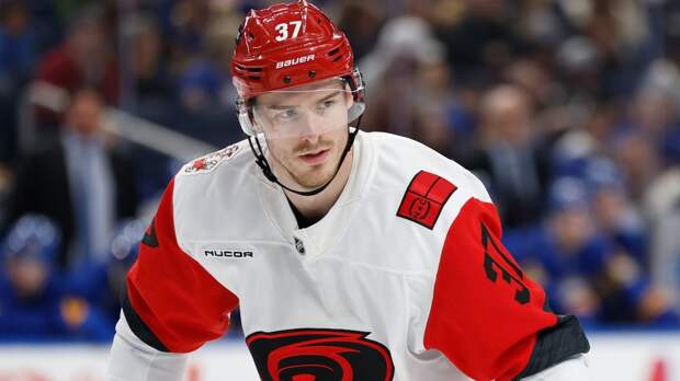 «Каролина» проиграла «Колорадо», несмотря на гол Свечникова