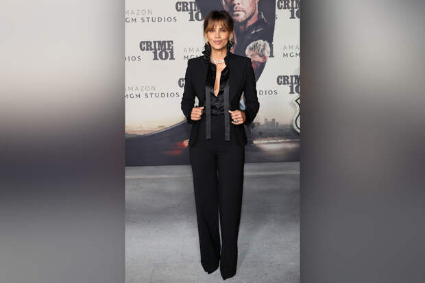 Актриса Холли Берри в полурасстегнутой рубашке снялась с кольцом за $200 тысяч