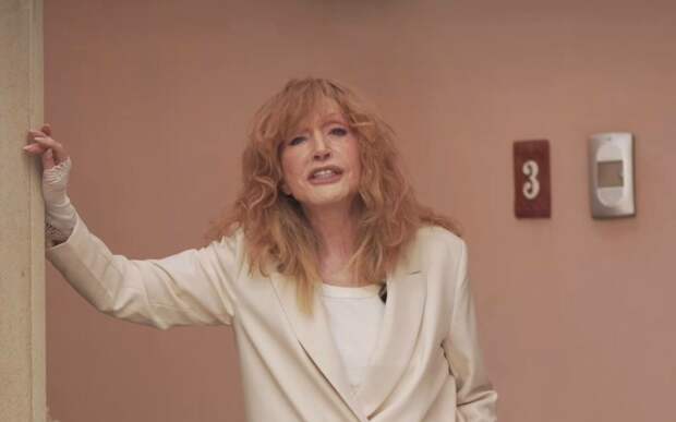 Исхудавшая 76-летняя Алла Пугачева с тростью неожиданно появилась на публике