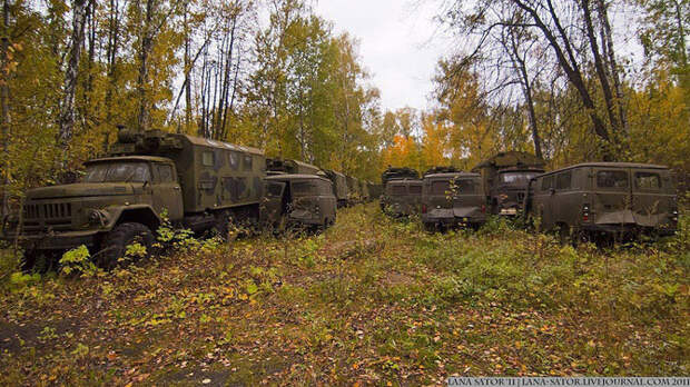 Брошенная военная техника в лесу Брошенная военная техника в лесу