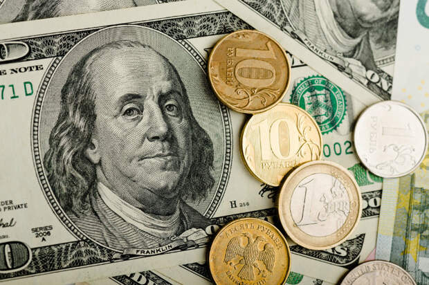 Евро и доллар устремились к годовым минимумам
