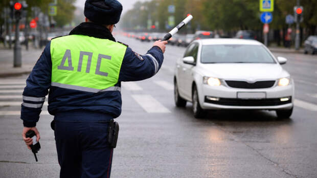 Как разговор с инспектором на дороге может привести к штрафу и лишению прав