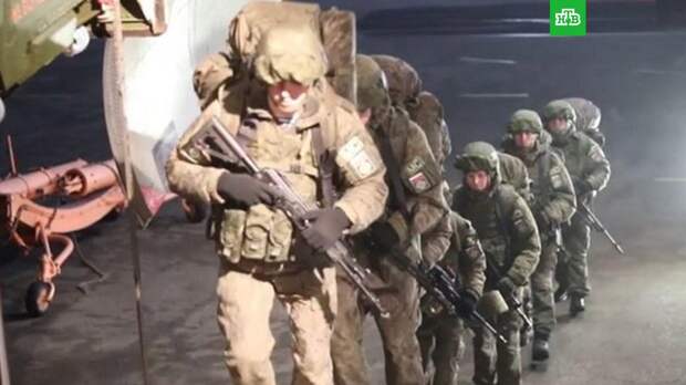 Первые самолеты с российскими десантниками вернулись из Казахстана в Россию