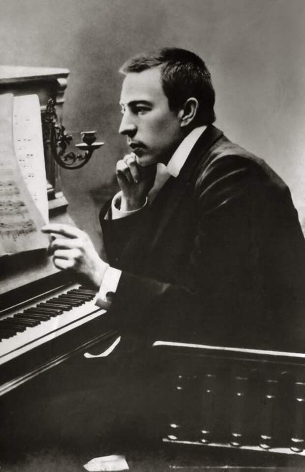 https://upload.wikimedia.org/wikipedia/commons/3/3e/Rachmaninoff_1900.jpg