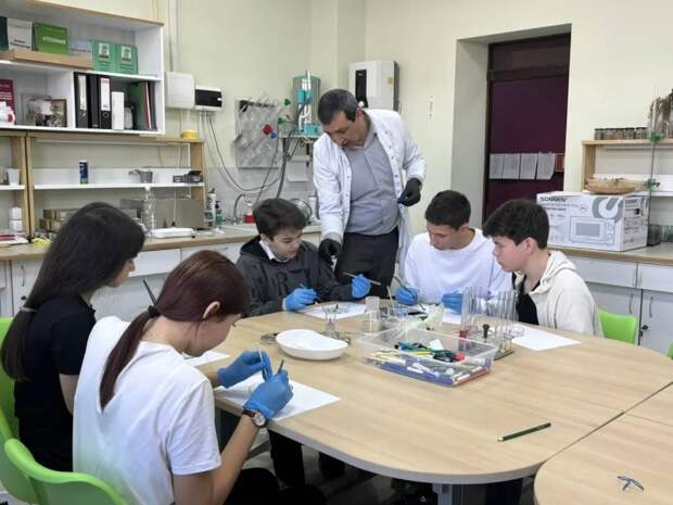 Обучающиеся агрокласса из Гиагинского района приняли участие в научном марафоне от МГТУ