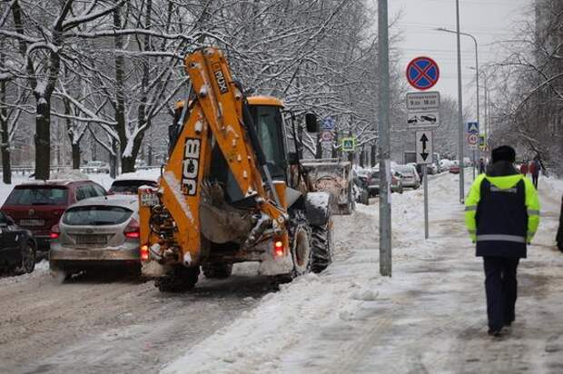 На очистку улиц Петербурга от снега вышли свыше 1,6 тысячи единиц техники