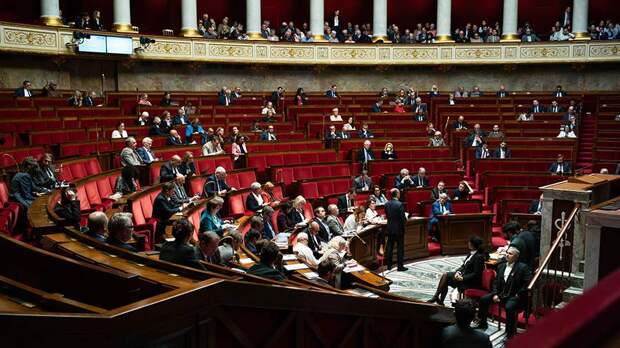 Во Франции сообщили об утверждении приостановки пенсионной реформы