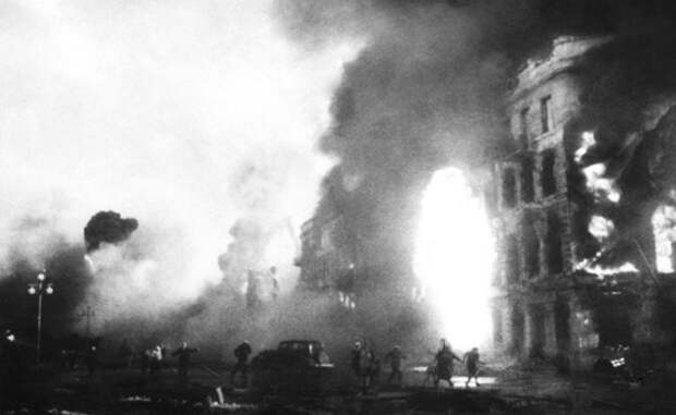 На фото: городские кварталы во время бомбежки, Сталинград, ВОВ, 1942 год