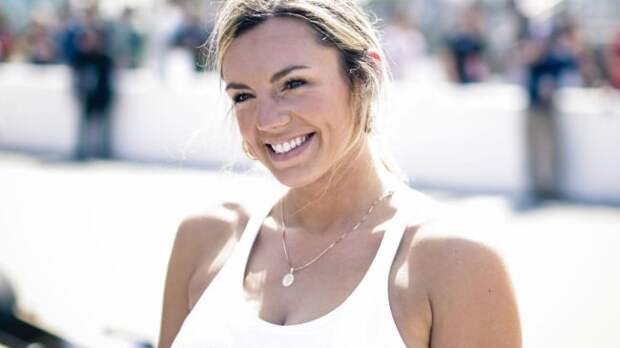 nfl reporter annie agar in a white shirt