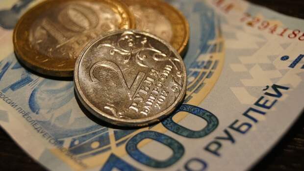 Курс рубля растет к доллару и падает к евро