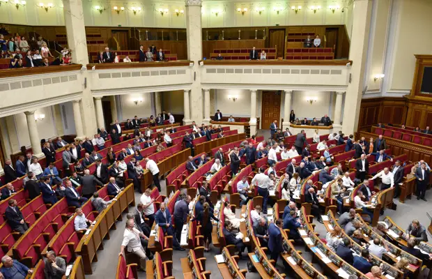 «Видно, что делали в спешке»: в Раду внесён законопроект Зеленского о люстрации чиновников