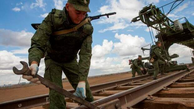 ЗАБОР ИЗ ВАГОНОВ НЕВОЗМОЖНО РАЗБИТЬ БЕСПИЛОТНИКАМИ И КРАЙНЕ ТРУДНО – АРТИЛЛЕРИЕЙ И РСЗО. ФОТО: MIL.RU