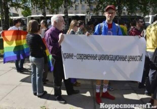 Гей-парад в Киеве в день выборов состоялся - власти жестко пресекали действия противников "шествия" (фото)