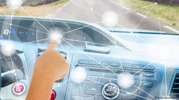 Человек управляет беспилотным автомобилем Человек управляет беспилотным автомобилем