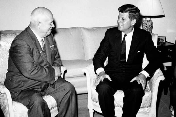 22 ноября 1963 года мир потрясла страшная новость: в Далласе, штат Техас, застрелен Джон Кеннеди - 35-й президент США, сверхдержавы двуполярного мира.-7