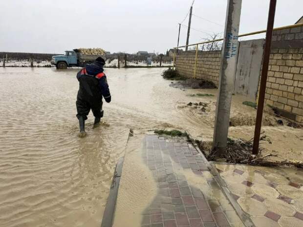 ЧС! Сильнейшее наводнение в Дагестане: дороги залиты, лавины, эвакуация жителей, остановка поездов, спасение детей из воды