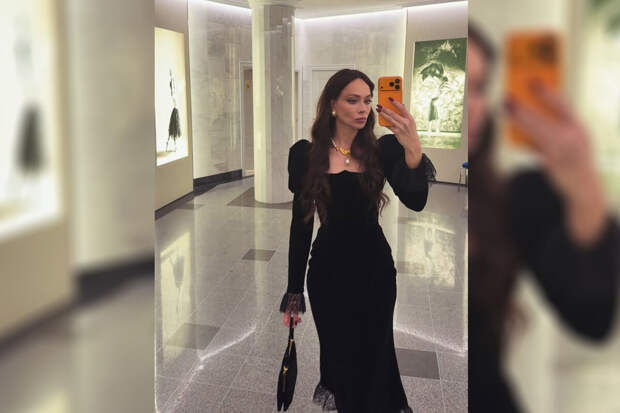 Актриса Самбурская показала фигуру в облегающем платье с кружевом