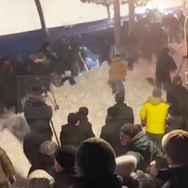 Попытку десятков россиян откапать детей после обрушения снега у катка сняли на видео