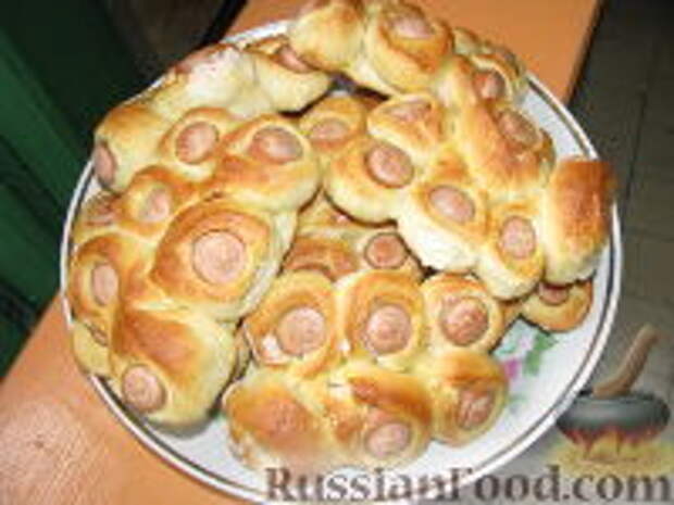 Фото к рецепту: Булочки с сосисками "Гусенички"
