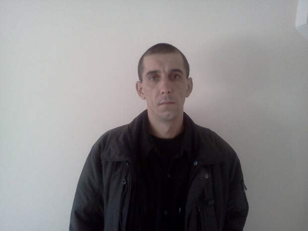 Если Вы знаете этого человека, просьба обратитесь в полицию. Возможно так вы спасёте тех женщин, которые могут стать жертвами мошенника. Он вор и мошенник, не ждите от общения с ним ничего хорошего.