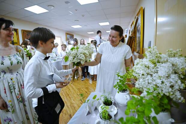 Дети продолжают русскую традицию: В Подмосковье прошла акция "Белый цветок"