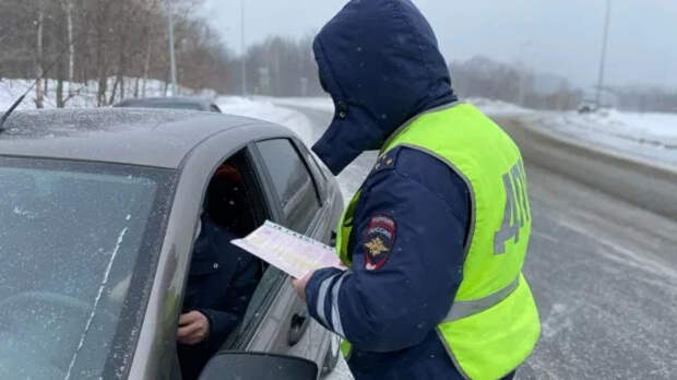 В ГАИ раскрыли, зачем хитрые водители стали глушить мотор при проверке документов